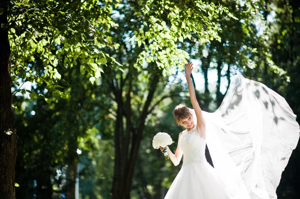 Hermosa novia posó en el parque del sol — Foto de Stock