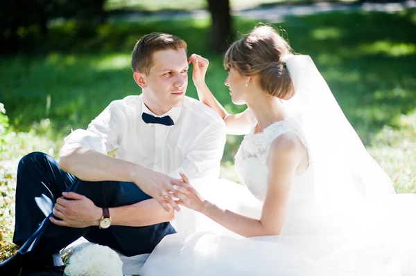 Primer plano retrato de la encantadora pareja de boda —  Fotos de Stock