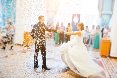 Altın konfeti ile ilk düğün dansı