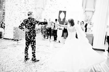 Altın konfeti ile ilk düğün dansı