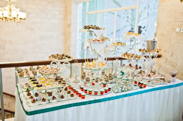結婚披露宴、ケーキや飲み物のテーブル — ストック写真
