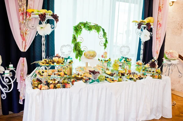 Bröllopsfest, tabell av frukter — Stockfoto