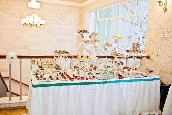 Ricevimento di nozze, tavola di torte e bevande — Foto Stock