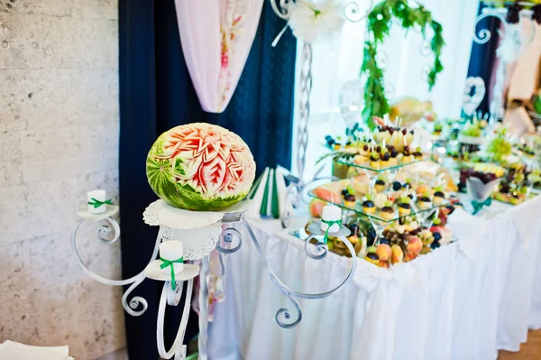 Recepción de boda, mesa de frutas, sandía con un patrón —  Fotos de Stock