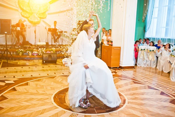 Primeira dança de casamento com confete dourado — Fotografia de Stock