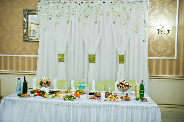 Tabela de recém-casados em verde-oliva e decoração de cor branca — Fotografia de Stock