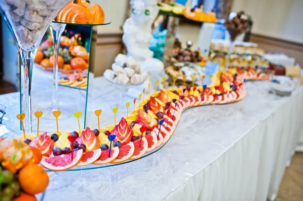 Réception de mariage de fruits, pomme de pamplemousse décorée et grappin — Photo