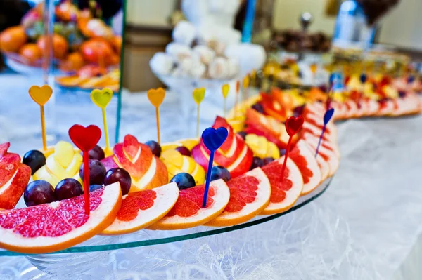 Γαμήλια δεξίωση από φρούτα, μήλο διακοσμημένα γκρέιπφρουτ και grap — Φωτογραφία Αρχείου