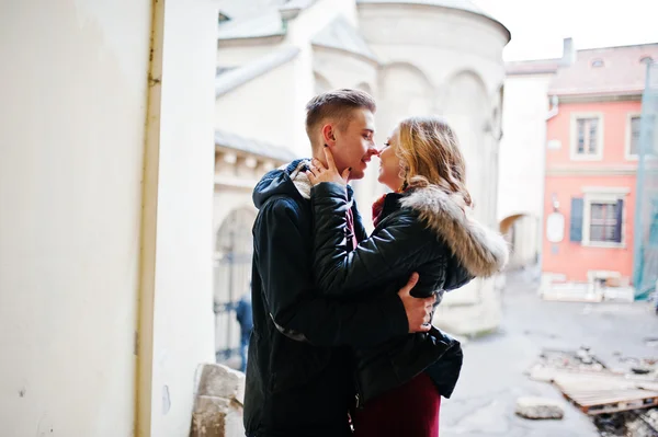 Joven hermosa pareja de moda con estilo en un vestido rojo en el amor st — Foto de Stock