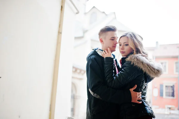 Joven hermosa pareja de moda con estilo en un vestido rojo en el amor st — Foto de Stock