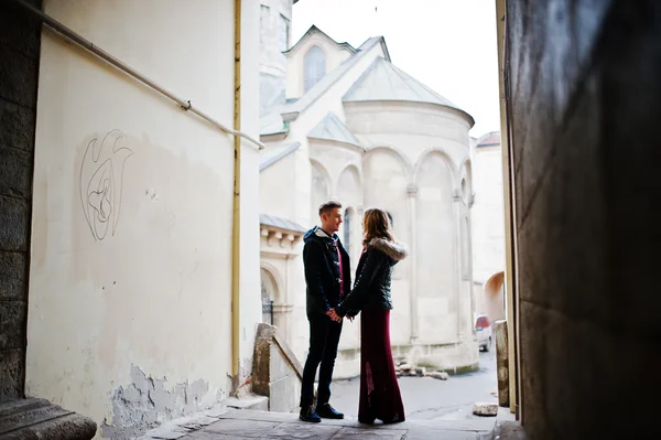 Joven hermosa pareja de moda con estilo en un vestido rojo en el amor st —  Fotos de Stock