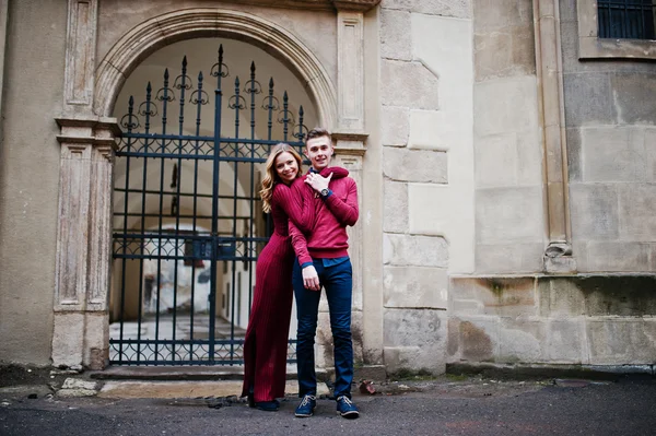 Jonge mooie stijlvolle mode paar in een rode jurk in liefde st — Stockfoto