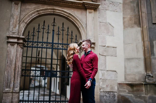 Jovem bela moda elegante casal em um vestido vermelho no amor st — Fotografia de Stock