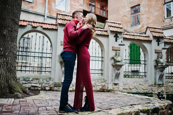 Junge schöne stilvolle Modepaar in einem roten Kleid verliebt st — Stockfoto