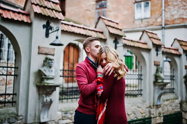 Joven hermosa pareja de moda con estilo en un vestido rojo en el amor st — Foto de Stock