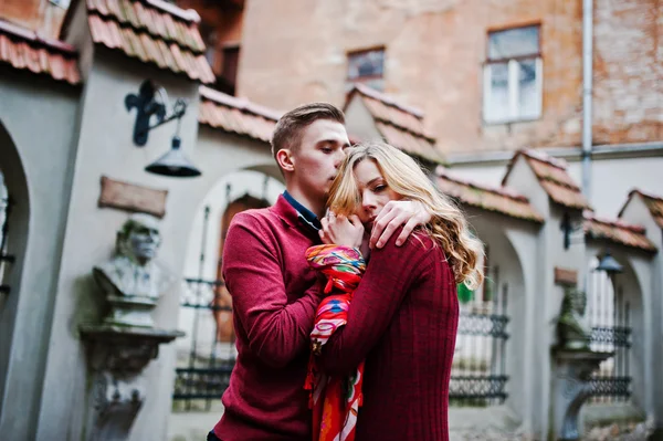 Joven hermosa pareja de moda con estilo en un vestido rojo en el amor st — Foto de Stock