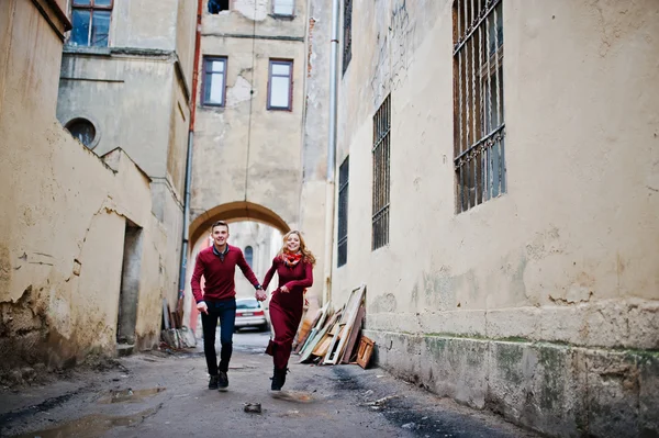 Junge schöne stilvolle Modepaar in einem roten Kleid verliebt st — Stockfoto