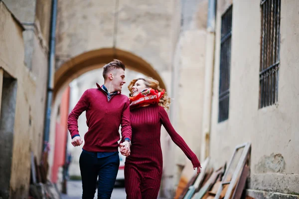 Junge schöne stilvolle Modepaar in einem roten Kleid verliebt st — Stockfoto