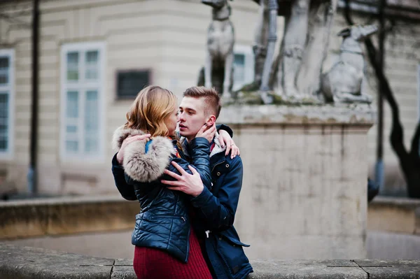 Unga vackra eleganta mode par i en röd klänning i kärlek st — Stockfoto