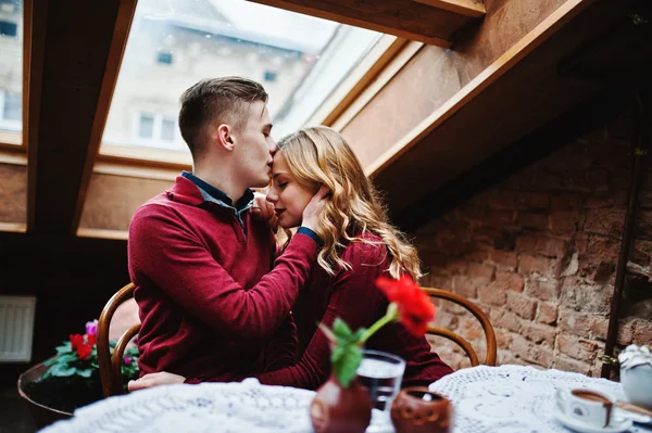 Giovane bella coppia elegante in un abito rosso in storia d'amore a t — Foto Stock
