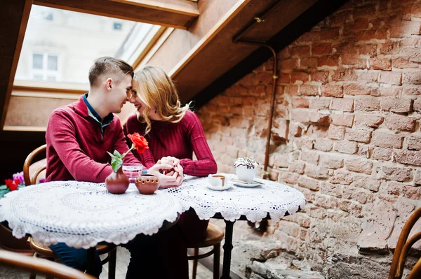 Jovem belo casal elegante em um vestido vermelho na história de amor em t — Fotografia de Stock
