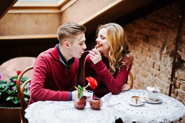 Joven hermosa pareja con estilo en un vestido rojo en la historia de amor en t —  Fotos de Stock