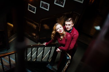 Büyük ahşap vint, Kırmızı elbiseli genç güzel şık çift