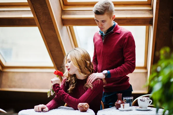 Jovem belo casal elegante em um vestido vermelho na história de amor em t — Fotografia de Stock