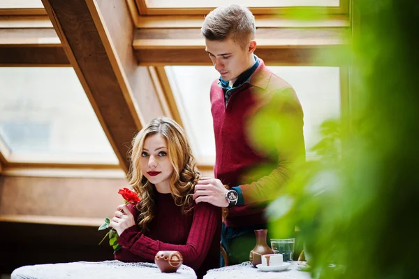 Joven hermosa pareja con estilo en un vestido rojo en la historia de amor en t — Foto de Stock