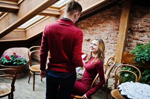 Joven hermosa pareja con estilo en un vestido rojo en la historia de amor en t — Foto de Stock