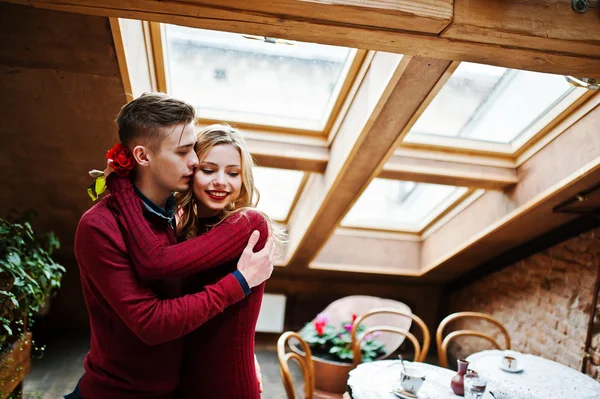 赤の美しいスタイリッシュなカップル ドレス t で愛の物語 — ストック写真