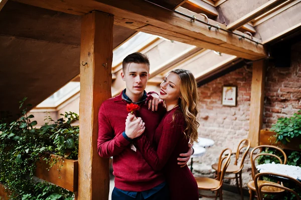 Jovem belo casal elegante em um vestido vermelho na história de amor em t — Fotografia de Stock