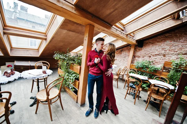 Giovane bella coppia elegante in un abito rosso in storia d'amore a t — Foto Stock