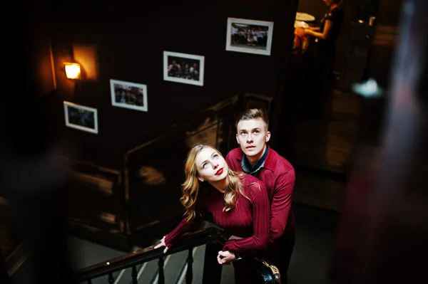 Młoda para piękny stylowy w czerwonej sukience w duży drewniany vint — Zdjęcie stockowe