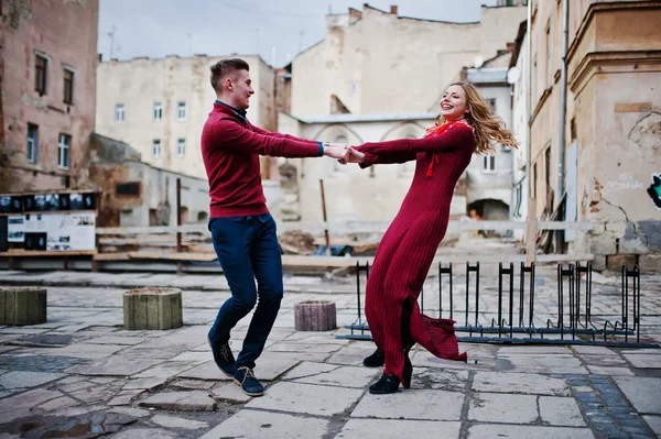 Junge schöne stilvolle Modepaar in einem roten Kleid verliebt st — Stockfoto