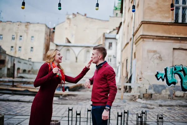 Joven hermosa pareja de moda con estilo en un vestido rojo en el amor st — Foto de Stock