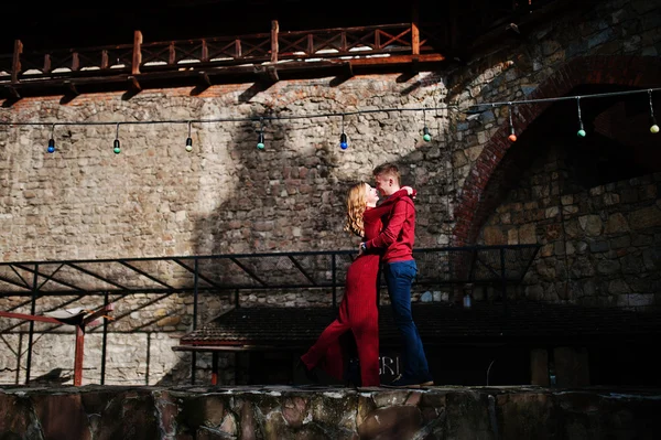 Joven hermosa pareja de moda con estilo en un vestido rojo en el amor st — Foto de Stock