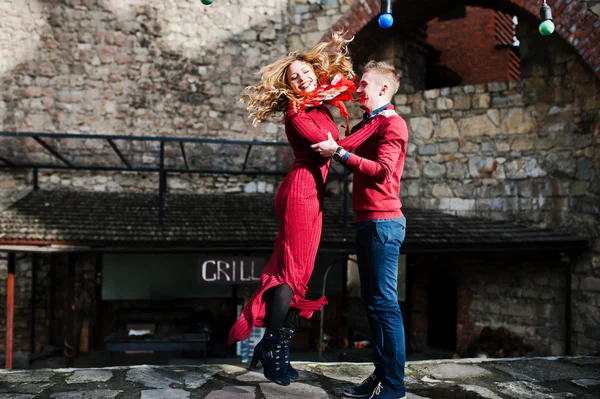 Giovane bella coppia di moda elegante in un abito rosso in amore st — Foto Stock