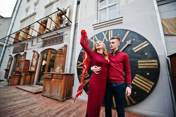 Giovane bella coppia di moda elegante in un abito rosso in amore st — Foto Stock