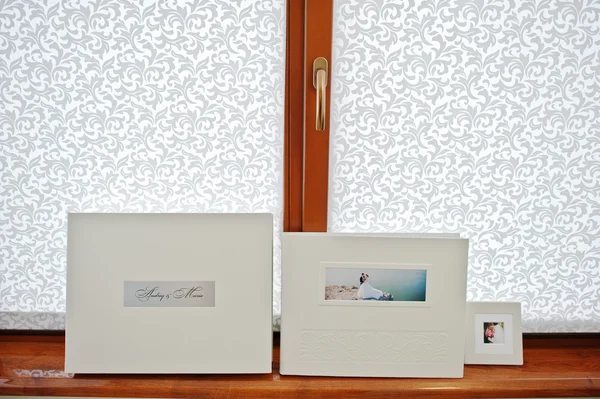Белая роскошная кожаная свадебная книга и альбом со вспышкой или CD коробкой — стоковое фото