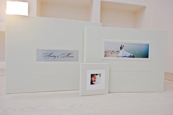 Libro y álbum de bodas de cuero de lujo blanco —  Fotos de Stock