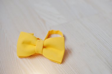 Hafif ahşap zemin üzerine sarı papyon