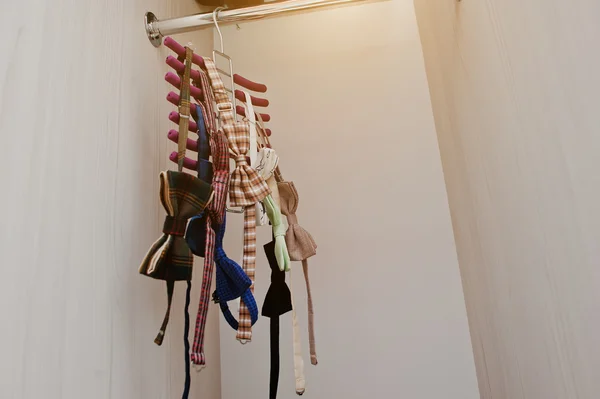 Muchos lazos de lazo en una percha en el armario — Foto de Stock