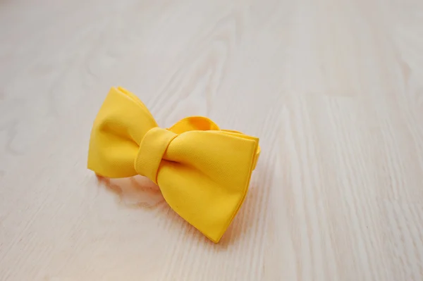 Жовта краватка на світлому дерев'яному фоні — стокове фото