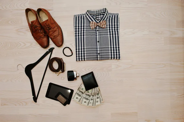 Trajes casuales para hombre con accesorios sobre fondo de madera claro — Foto de Stock