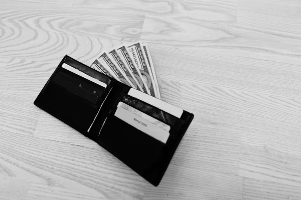 Siyah deri cüzdan, kredi kartları parasıyla — Stok fotoğraf