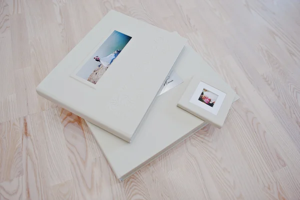 Białe luksusowe skórzane ślub książki i płyty — Zdjęcie stockowe
