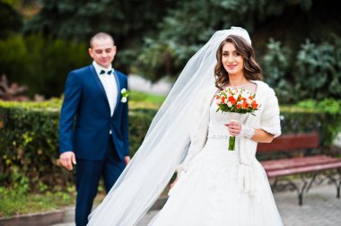 Mutlu evlilik çift sonbahar Park aşık 