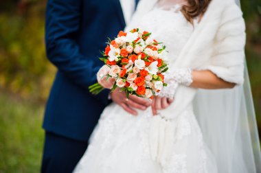 Elinde yeni evliler, buket düğün
