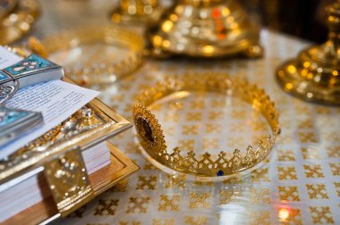 İki altın düğün kron omurgalı kilisenin içinde